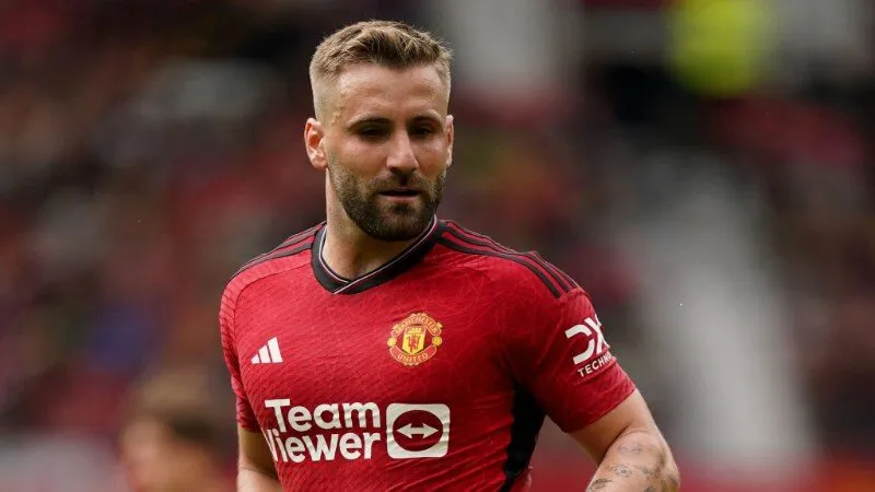 Luke Shaw với kỹ năng ph&ograve;ng thủ tuyệt đỉnh